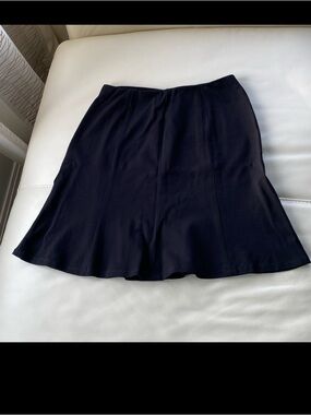 Flattering black short skirt - like new
